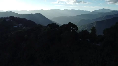 The light of the sunset has created parallel lines on the hills. 库存影片 333482402