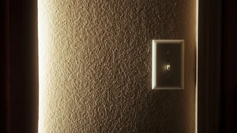 Light switch get turned on by male hand with finger in dark motel room. Vídeo Stock 112827095