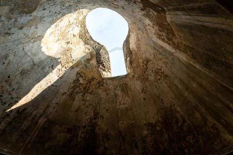Light through dome opening in ruins of Pompeii Stockfoto's