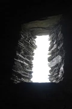 Light Through Narrow Stone Opening In Dark Cave, Llanberis, North Wales. Stock-Fotos