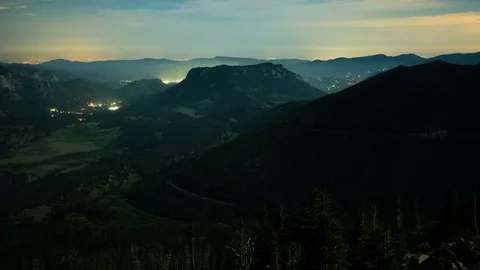 Light Traffic Going Up and Down the Mountainside | Rocky Mountain National Park Vidéo 77248928