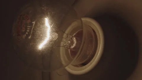 Light turning off and on in slow motion Видео 142346534