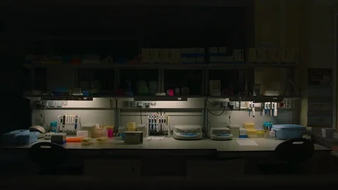 Light turns on in the lab at the beginning of the work day Video stock 112213813