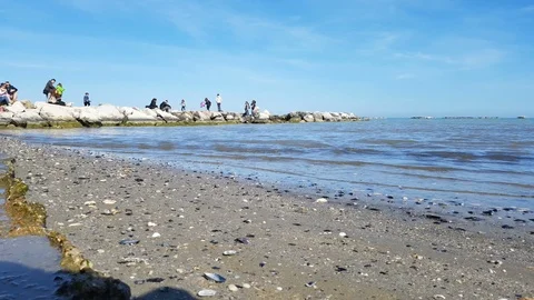 Light waves break on the beach of Cesenatico 스톡 동영상 88260935