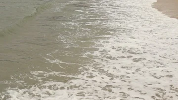 Light waves on the sandy beach 스톡 동영상 85932301