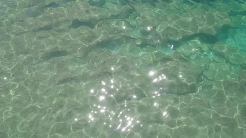 Light waves on sea surface and stone bottom 스톡 동영상 308735370