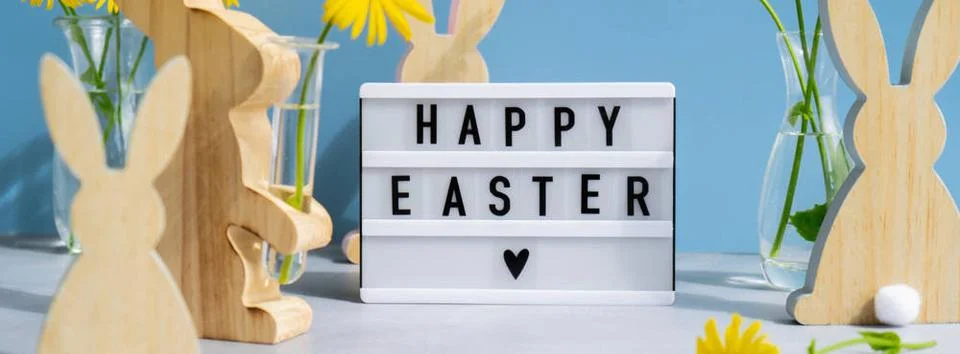 Lightbox with message HAPPY EASTER on festive blue background and eco-frie... Stock-Fotos