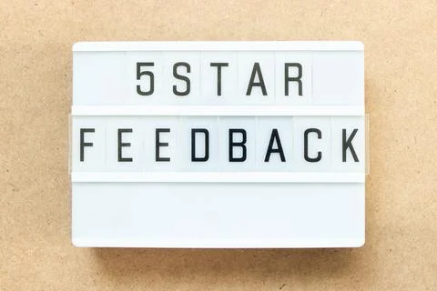 Lightbox with word 5 star feedback on wood background Foto stock