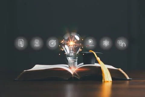 Lightbulb on book with education e-learning icons, Internet education cours.. Foto stock
