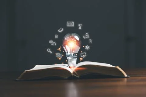 Lightbulb on book with education e-learning icons, Internet education cours.. Foto stock
