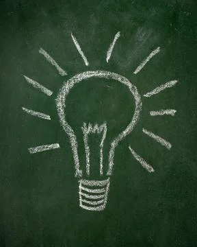 Lightbulb Drawn on a Chalkboard Фото