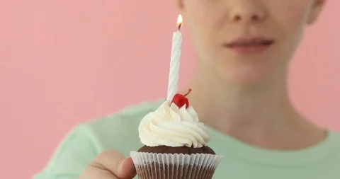 Lighted candle cake Video stock 89347303
