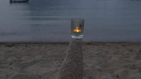 A lighted candle by the sea side Vídeo Stock 99531887