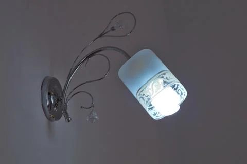 Lighted classic sconce on the wall . lighting in the dark room. Foto stock