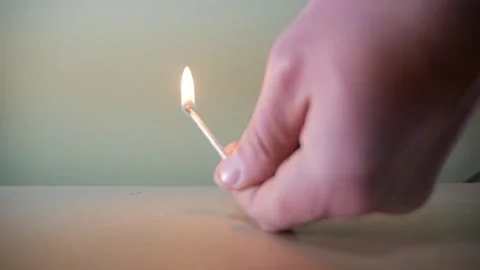 A lighted match burns in his hand Vídeo Stock 139384428
