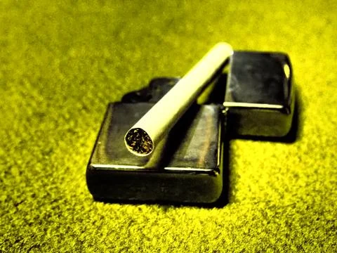 Lighter and cigarette 库存照片