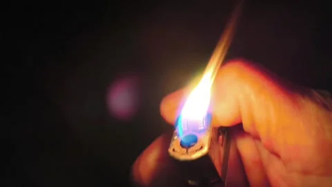 Lighter Ignition Flickering Cinematic Close-up Vidéo 330516731