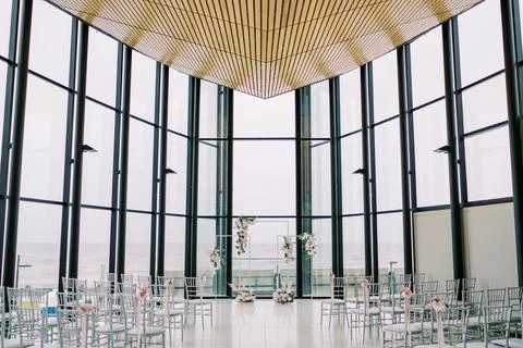 Lightfilled Stylish Space Featuring Transparent Furniture And Skyline Views Foto stock
