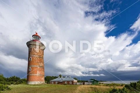 Lighthouse and house in the Baltic Sea. Shore, evening light, sunset, clouds Stock-Fotos