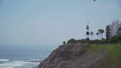 Lighthouse on the barranco pier and the pacific ocean Video stock 186106977