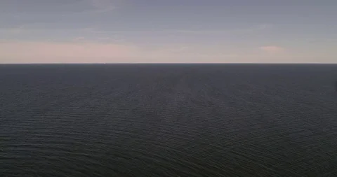 Lighthouse, C4K aerial decreasing drone view of a tall lighthouse on a rocky  库存影片 94250108