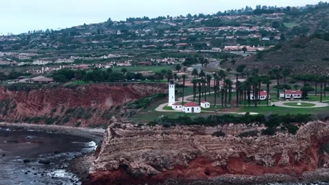 Lighthouse on cliff 库存影片 250457796