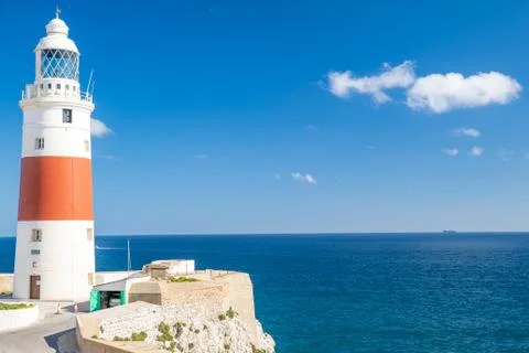 A lighthouse on the coast of the ocean serves to indicate the direction of lost Stock-Fotos
