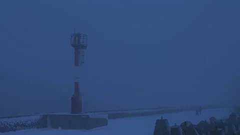 Lighthouse flashes red light in darkness of night Video stock 201895346