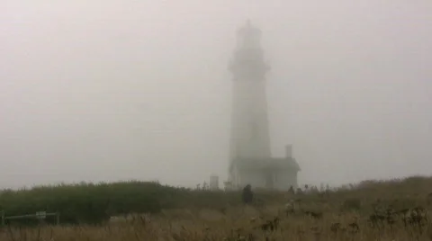 Lighthouse in fog Vídeo Stock 536385