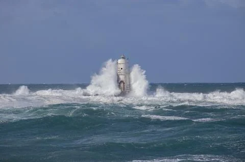 Lighthouse Hit by Ocean Waves During Storm Foto stock