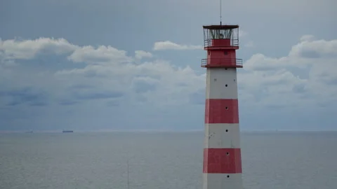 Lighthouse light spining around. Red and white lighthouse. Stock-Footage 98731362
