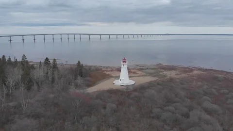 Lighthouse in New Brunswick with at background the confederation bridge Stock Footage 109126029