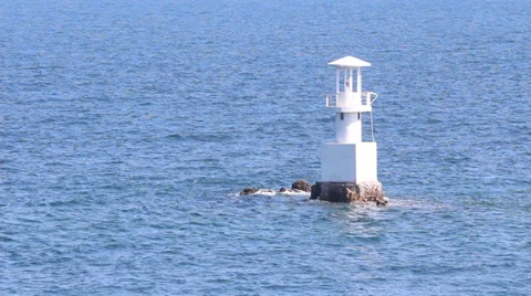 Lighthouse in the ocean in sunny day 库存影片 32787277