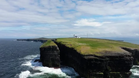 Lighthouse Perched Atop Dramatic Cliffs at Loop Head 스톡 동영상 334691513