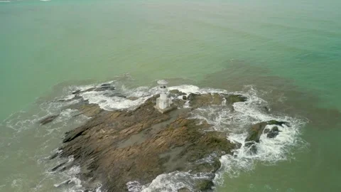 Lighthouse on the sharp rocks 库存影片 253255559