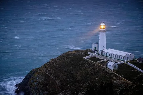 A lighthouse on South Stack, an island situated just off Holy Island on the n Stock-Fotos