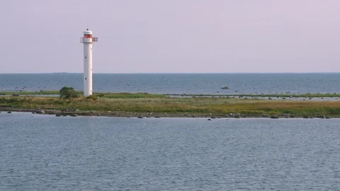 Lighthouse on tiny islet 動画素材 91707944