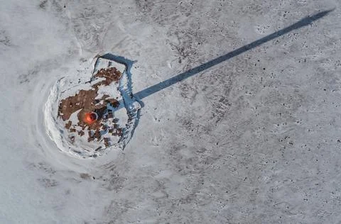 Lighthouse is in winter on the river bank. View from above. Foto stock