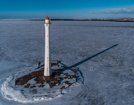 Lighthouse is in winter on the river bank. View from above. Foto stock