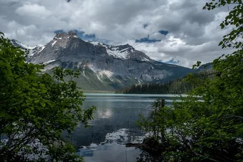 Lighting and reflection effect on the mountain and the Emerald lake Foto stock