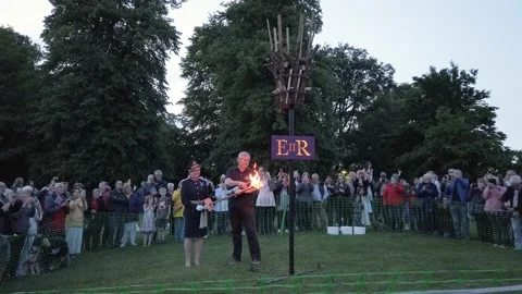 Lighting a beacon marking the queen's platinum jubilee reign 스톡 동영상 196483098