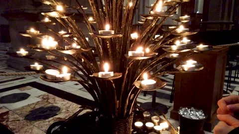 Lighting candle inside Catedral de Santa Maria del Fiore Vidéo 267018485