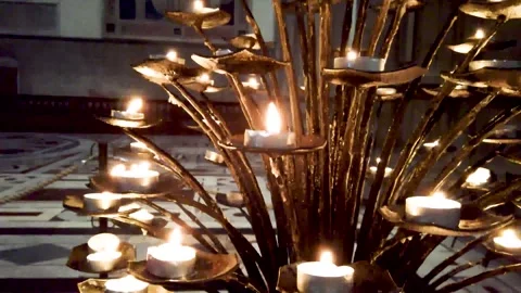 Lighting candle inside Catedral de Santa Maria del Fiore Vidéo 267874513