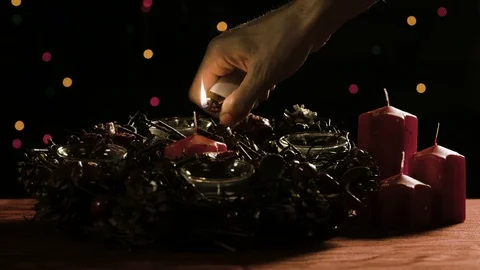 Lighting up the candles on the advent wreath 動画素材 99087743