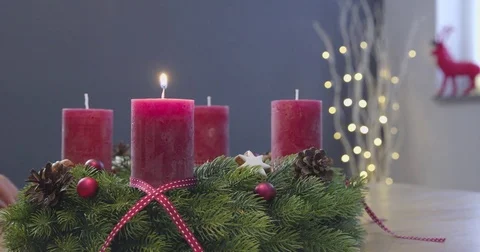 Lighting the candles of an advent wreath - sequence Vidéo 82455948
