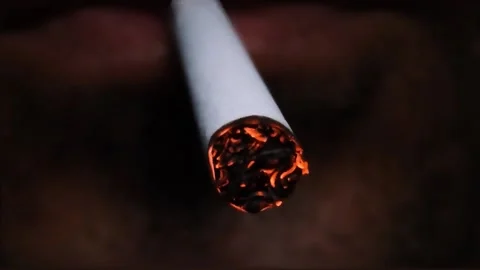 Lighting a cigarette in slow motion 動画素材 186926408