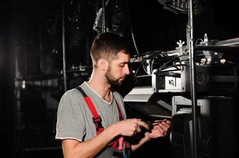 The lighting engineer adjusts the lights on the stage Foto stock