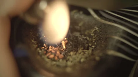 Lighting marijuana in a glass pipe Vídeo Stock 34006386