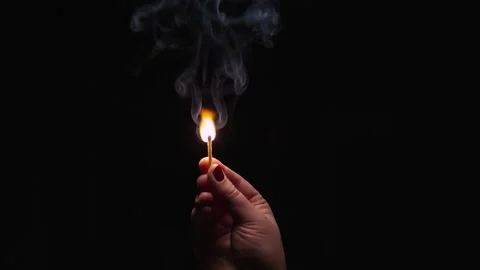 Lighting match in slow motion 動画素材 148103312