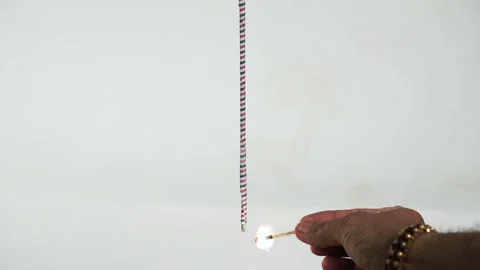 Lighting a Rope Cracker, Burning Diwali fireworks | Diwali festival background 스톡 동영상 289449637